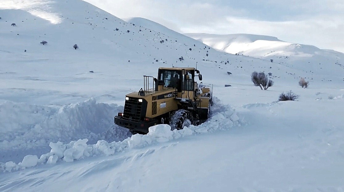 Bayburt’ta kar ve tipiden kapanan 44 köy yolu ulaşıma açıldı