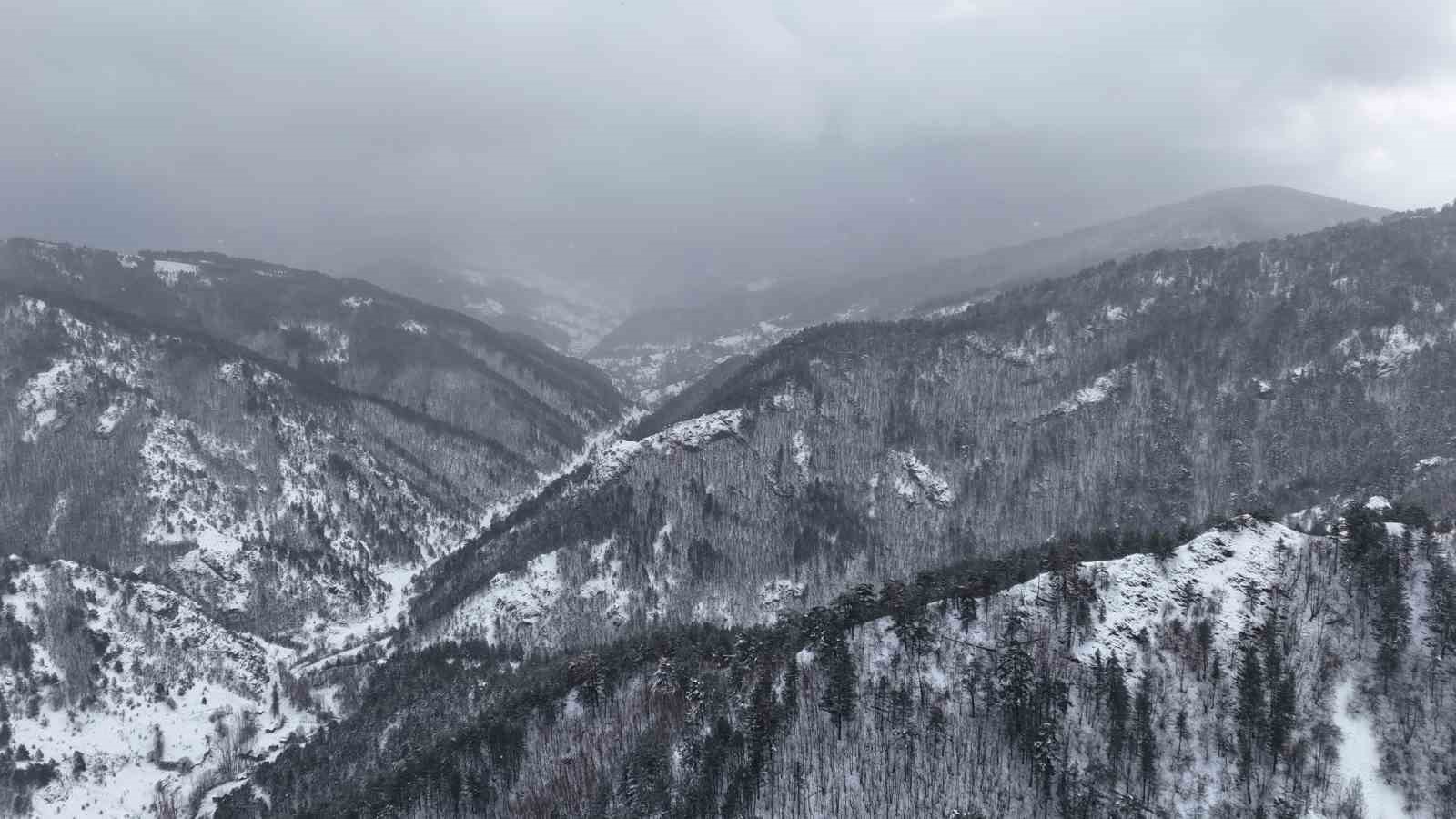 Kastamonu&rsquo;da karla kaplanan dağlarda hayran bırakan manzaralar
