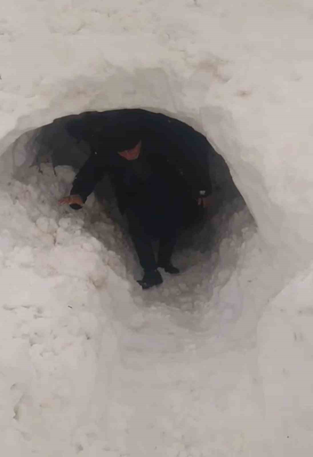 Kardan kapanan ahıra tünel açarak girdiler