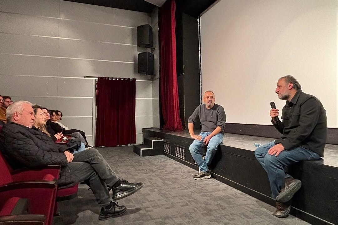 &Ouml;d&uuml;ll&uuml; y&ouml;netmen &Ouml;zcan Alper &rsquo;Erken Kış&rsquo; filmiyle Nil&uuml;ferlilerle buluştu
