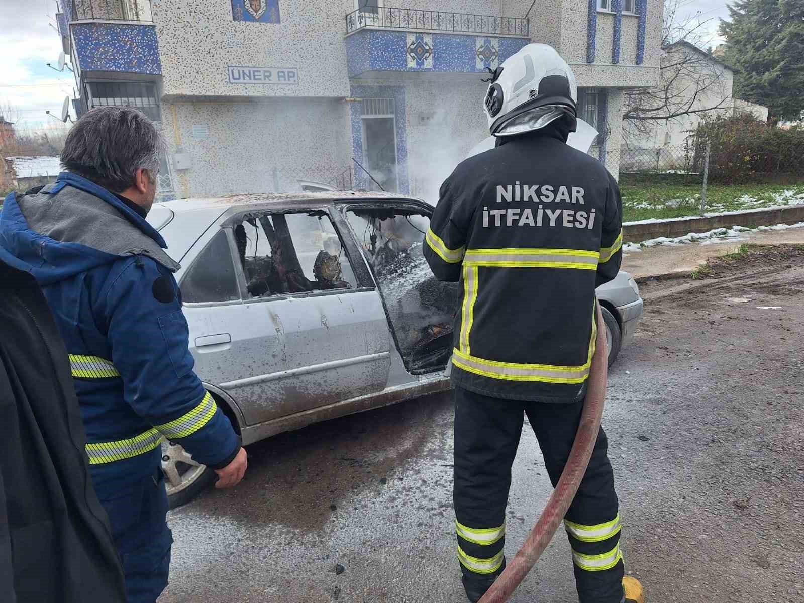 Park halindeki ara&ccedil; yanarak hurdaya d&ouml;nd&uuml;
