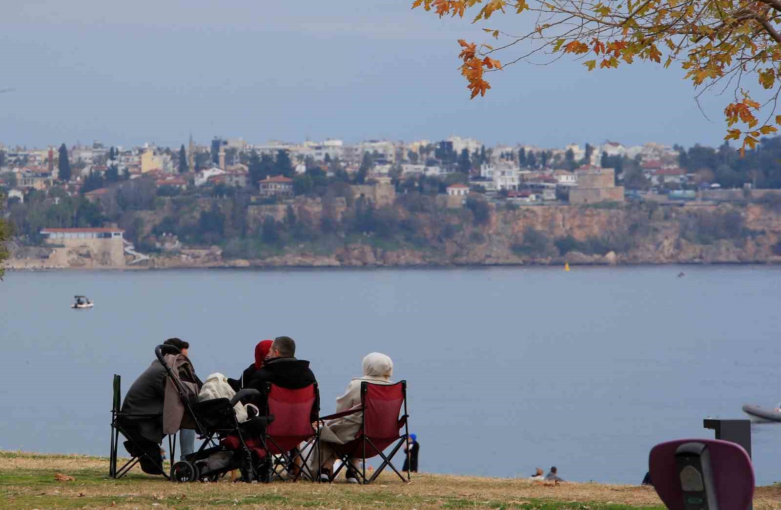 14 ilde ’sarı kod’ uyarısı verilirken, Antalya’da bahar havası yaşandı