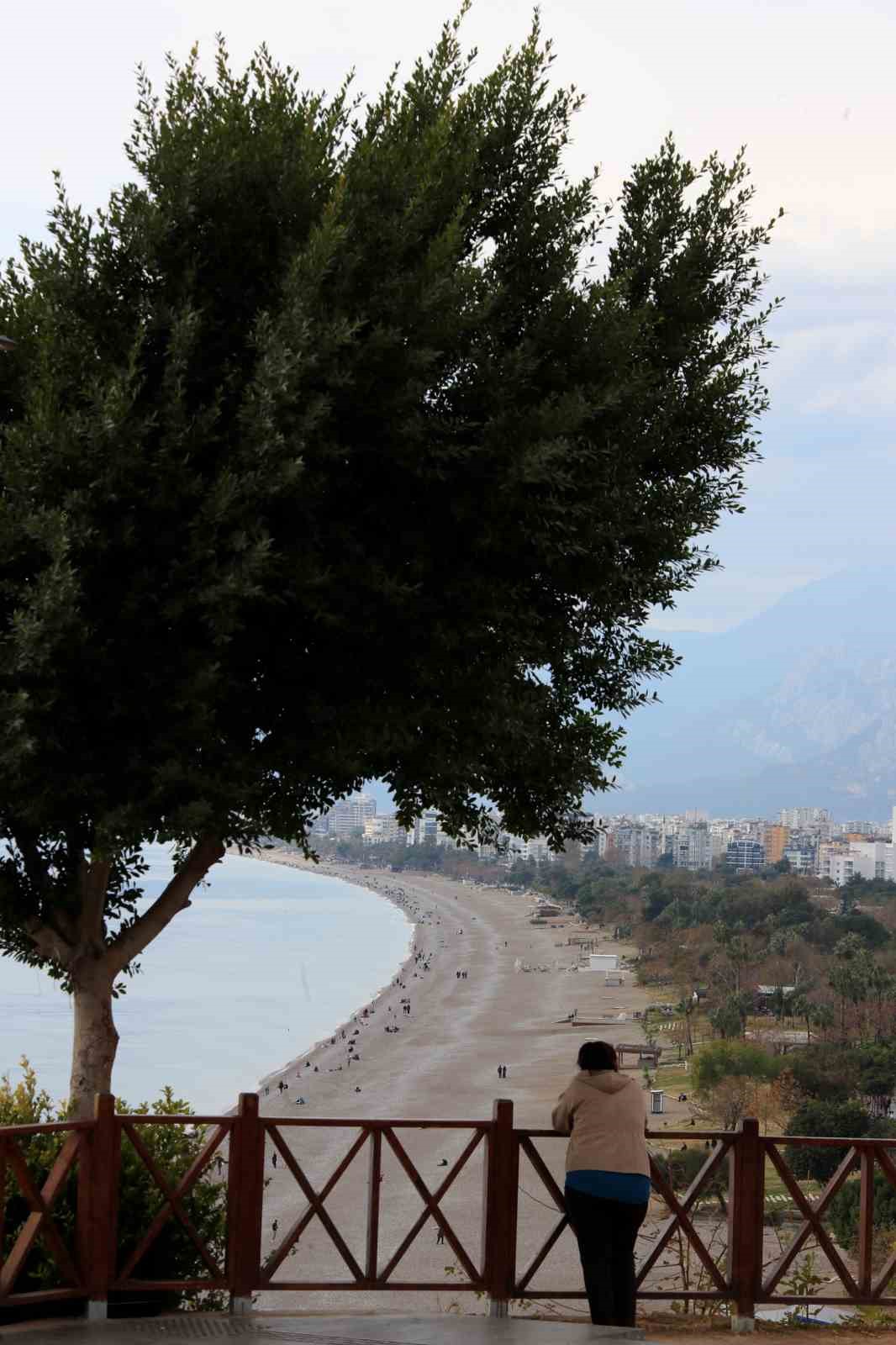 14 ilde ’sarı kod’ uyarısı verilirken, Antalya’da bahar havası yaşandı
