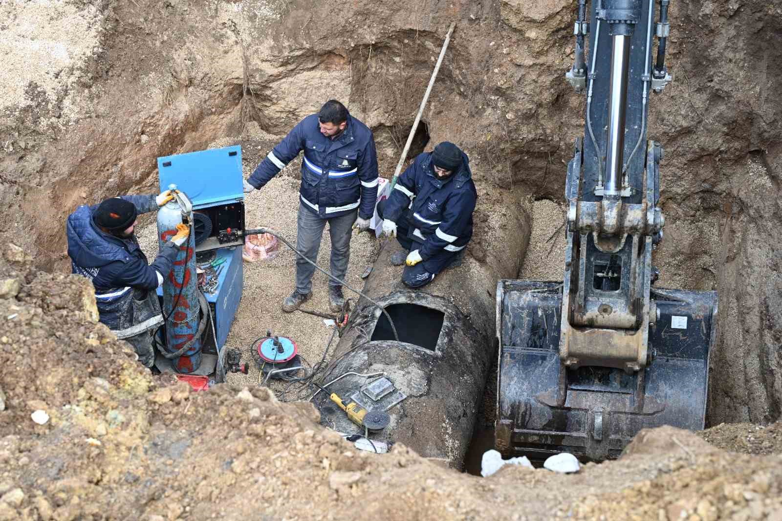Eğirdir’den gelen içme suyu borusundaki patlak ekiplerce giderildi