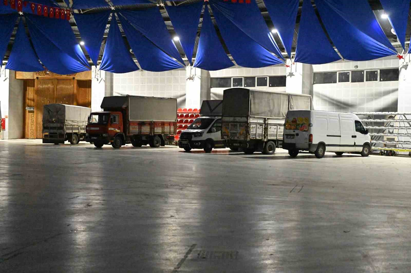 Başkan Başdeğirmen soğuk havalara karşı pazarcı esnafına Gökkubbe Fuar Alanı’nı açtı