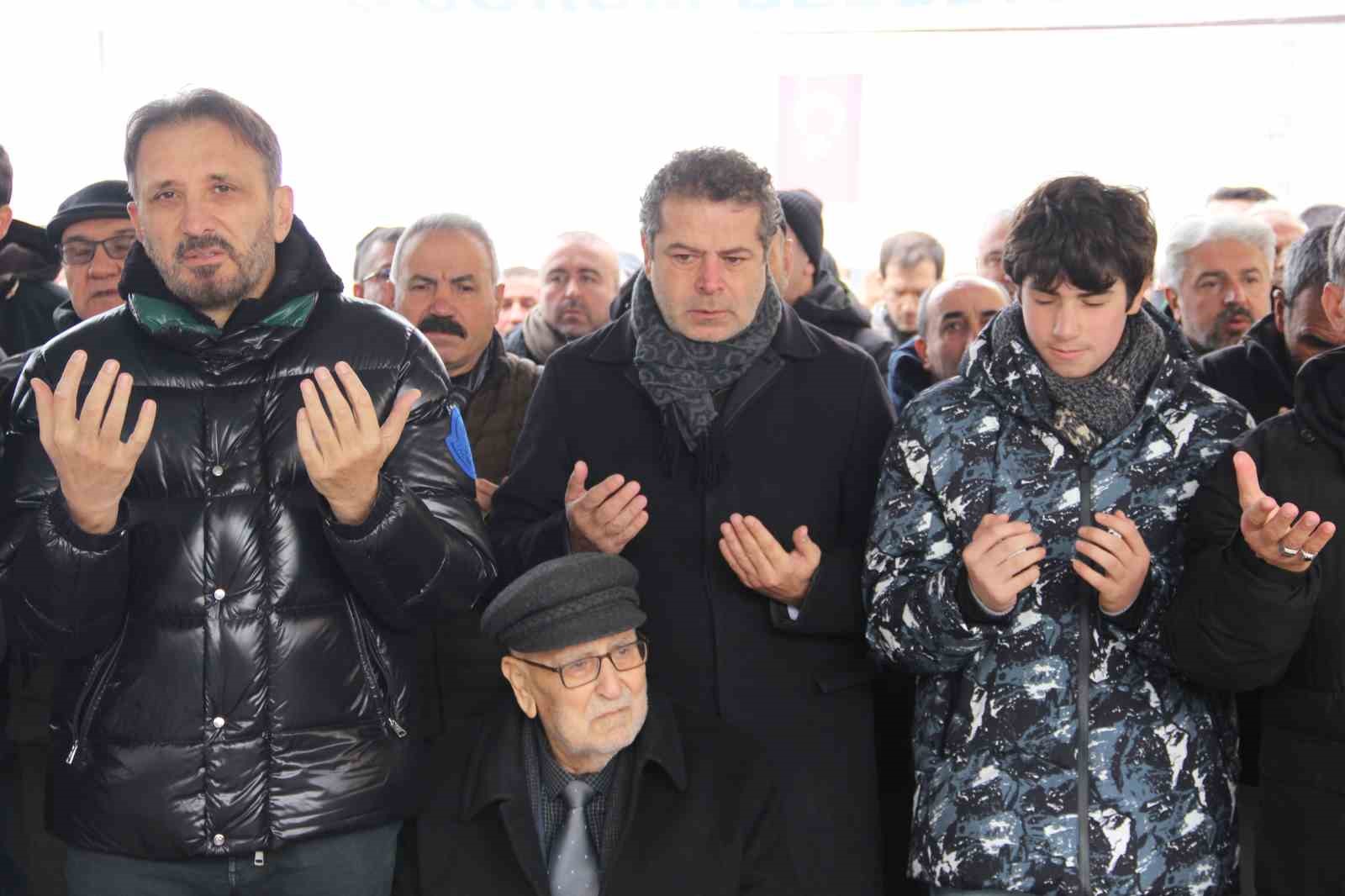 Gazeteci C&uuml;neyt &Ouml;zdemir&rsquo;in annesi &Ccedil;orum&rsquo;da toprağa verildi
