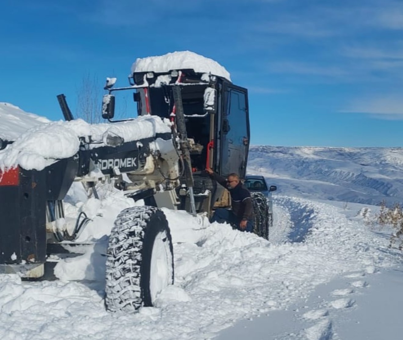 Iğdır’da kapalı köy yollarında çalışmalar sürüyor