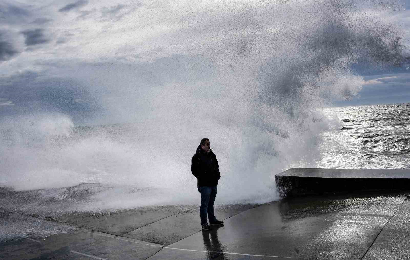 İstanbul’da lodos etkili oldu, dev dalgalar sahili kapladı