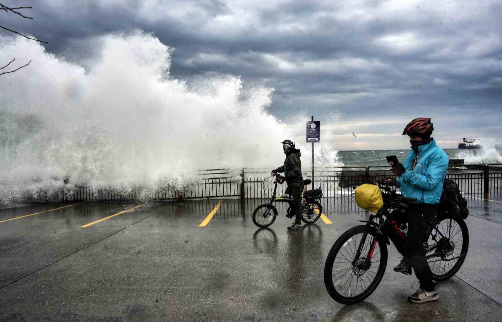 İstanbul&rsquo;da lodos etkili oldu, dev dalgalar sahili kapladı
