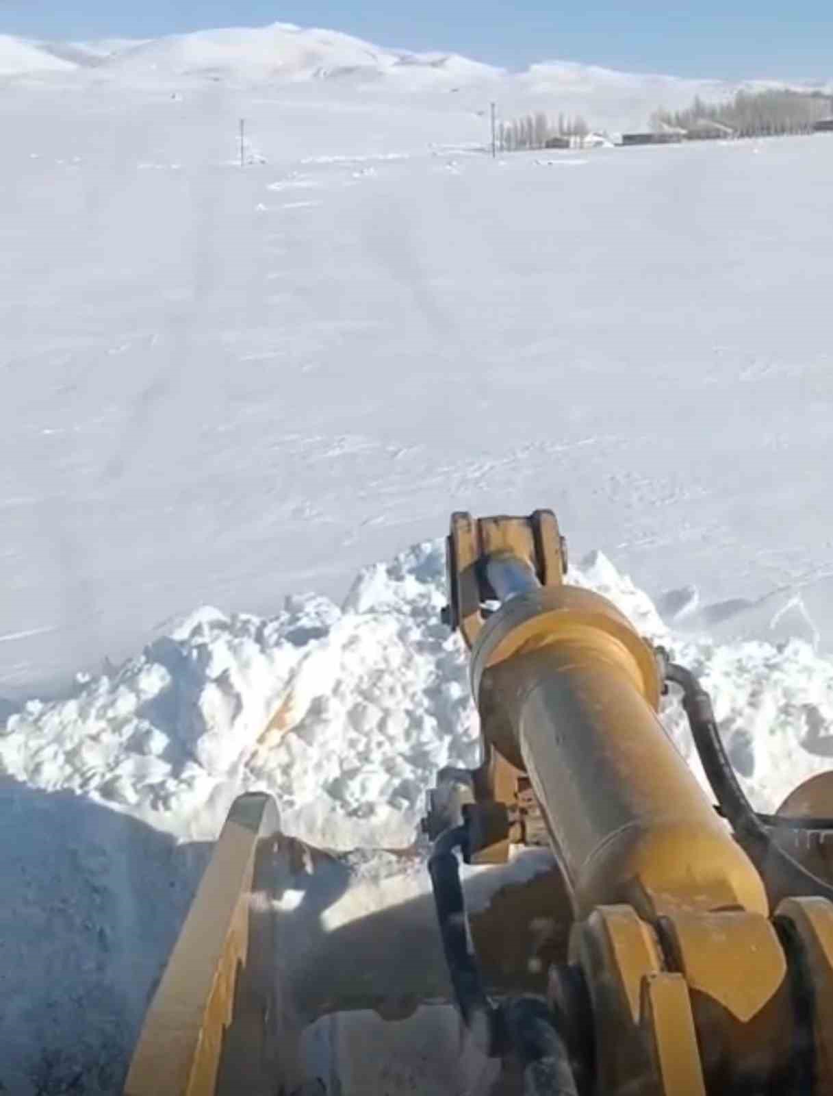 K&ouml;y yolları i&ccedil;in zorlu m&uuml;cadele: Kar kalınlığının 2 metreyi aştığı b&ouml;lgede ekipler aralıksız mesai yapıyor
