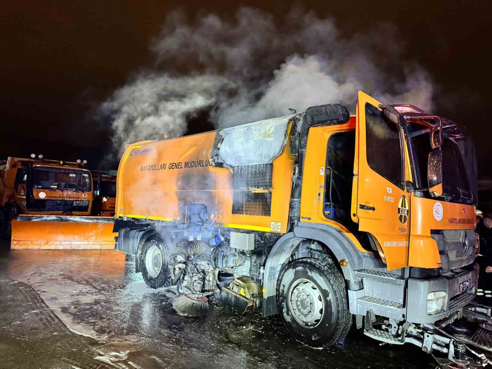 Karayolları’na ait kamyon alevlere teslim oldu