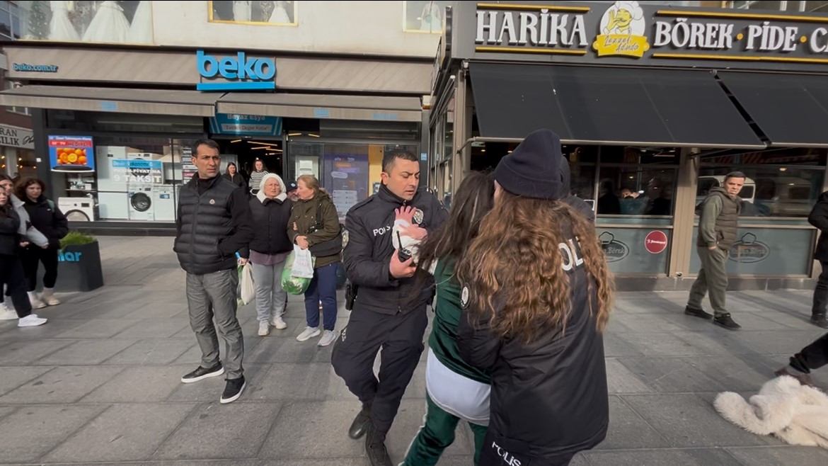 Ara&ccedil;ların &ouml;n&uuml;ne atladı, trafiği birbirine kattı, kendisini durdurmak isteyen polisi peşine taktı
