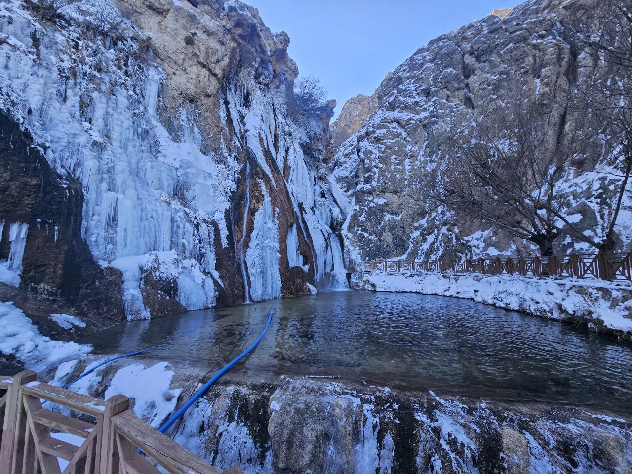 Malatya’da Günpınar Şelalesi buz tuttu