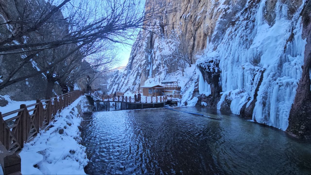 Malatya&rsquo;da G&uuml;npınar Şelalesi buz tuttu
