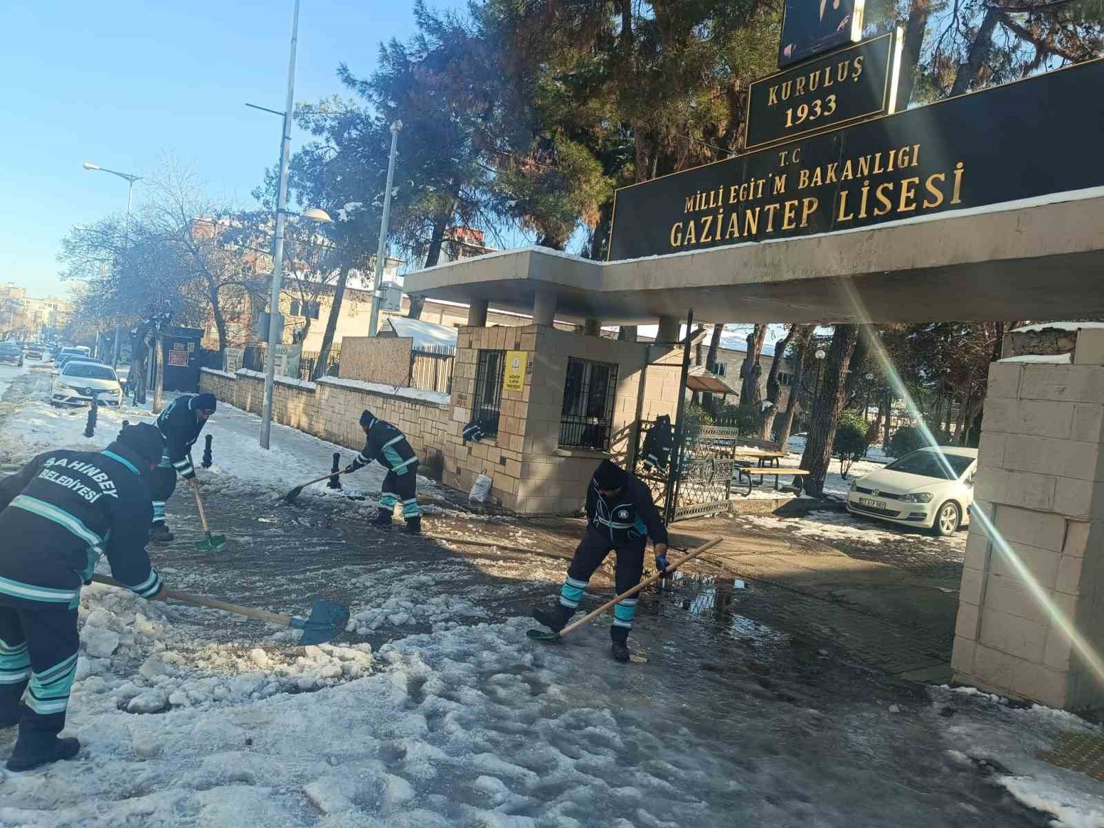 Şahinbey Belediyesi okul etraflarını ve yollarını temizledi