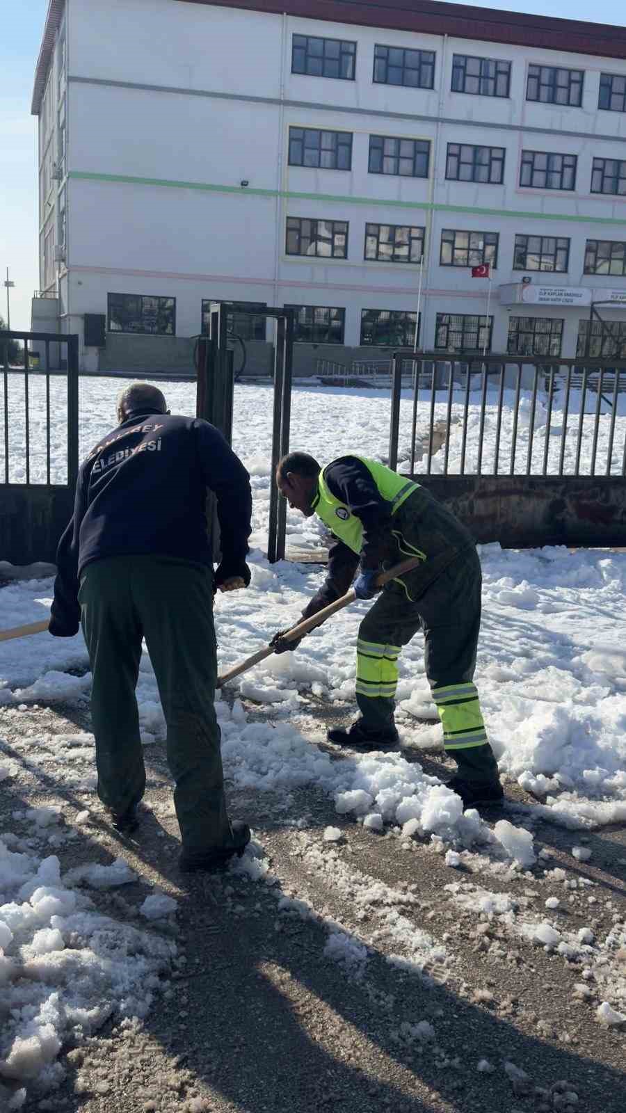 Şahinbey Belediyesi okul etraflarını ve yollarını temizledi
