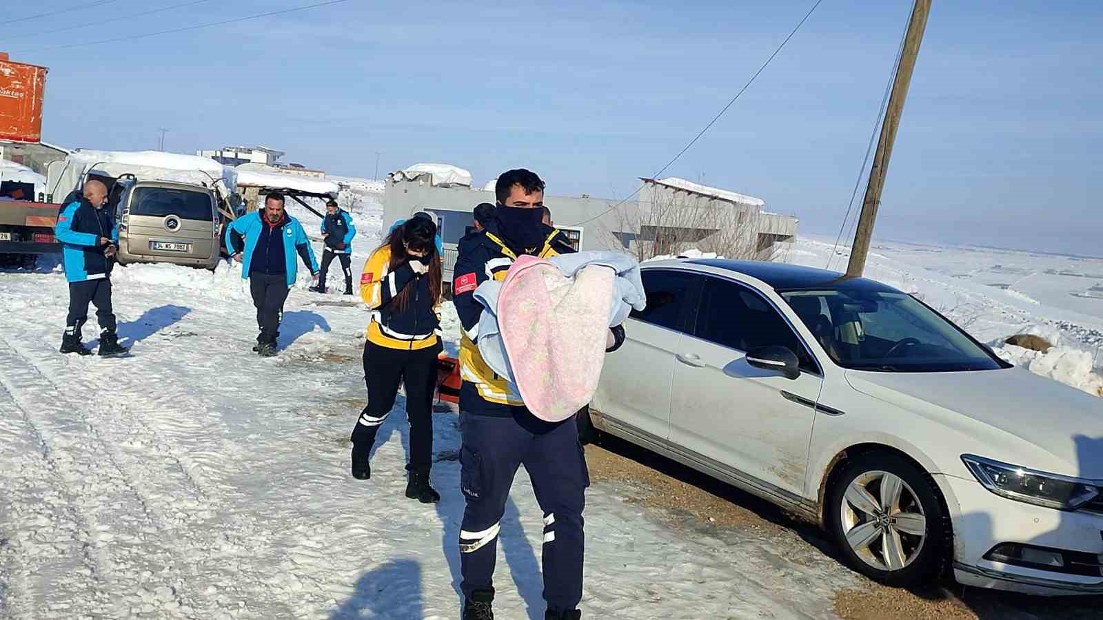 Ekipler ambulansın yolunu a&ccedil;tı, anne ve bebek hastaneye ulaştırıldı
