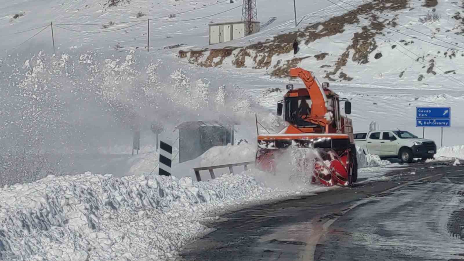 Van-Çatak yolunda 5. gün: Geçişler sadece acil ve öncelikli araçlara açık