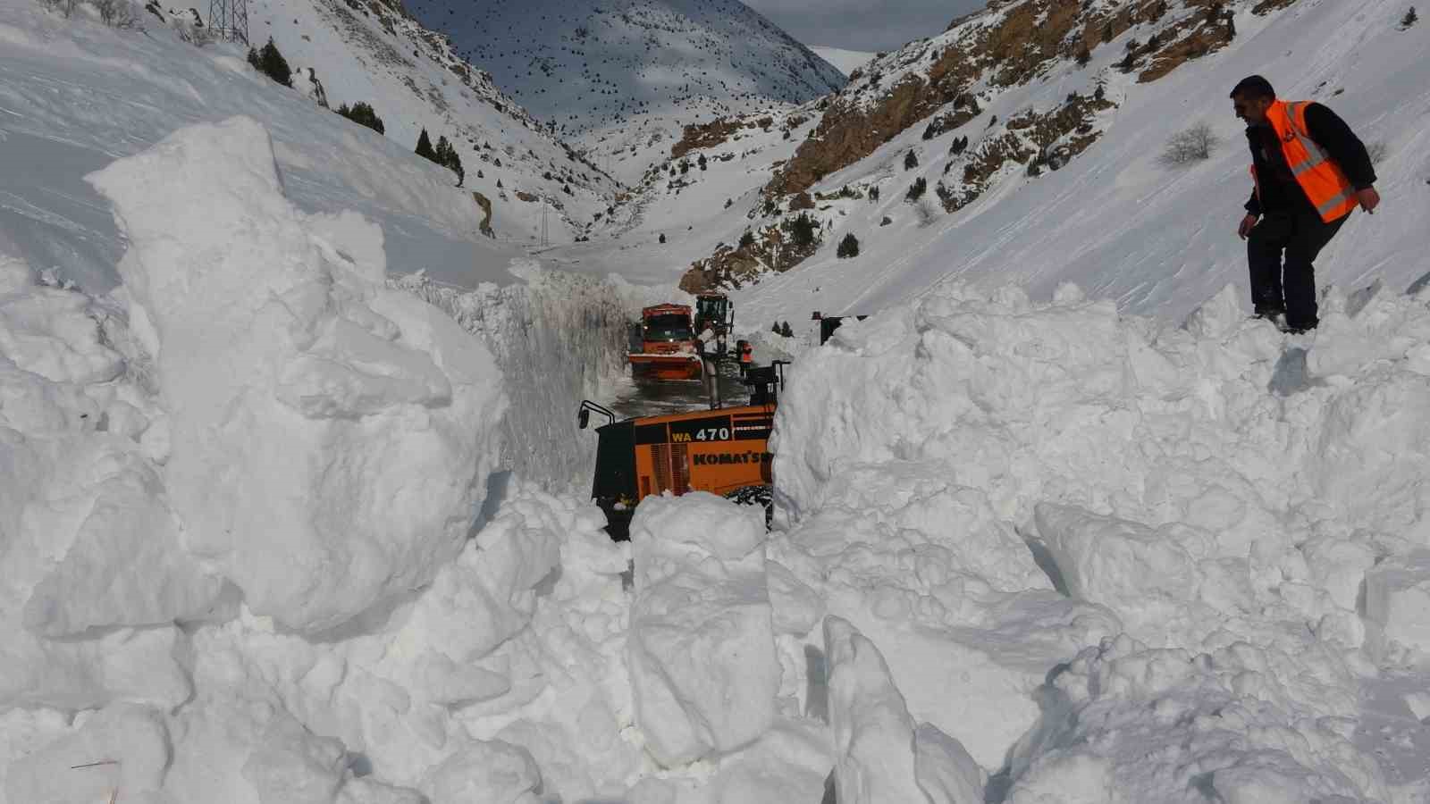 Van-&Ccedil;atak yolunda 5. g&uuml;n: Ge&ccedil;işler sadece acil ve &ouml;ncelikli ara&ccedil;lara a&ccedil;ık
