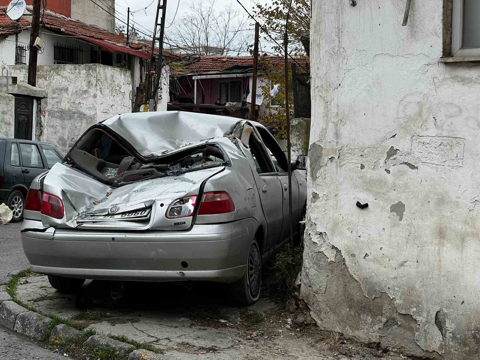 Gaziosmanpaşa’da çatı uçtu, otomobiller zarar gördü