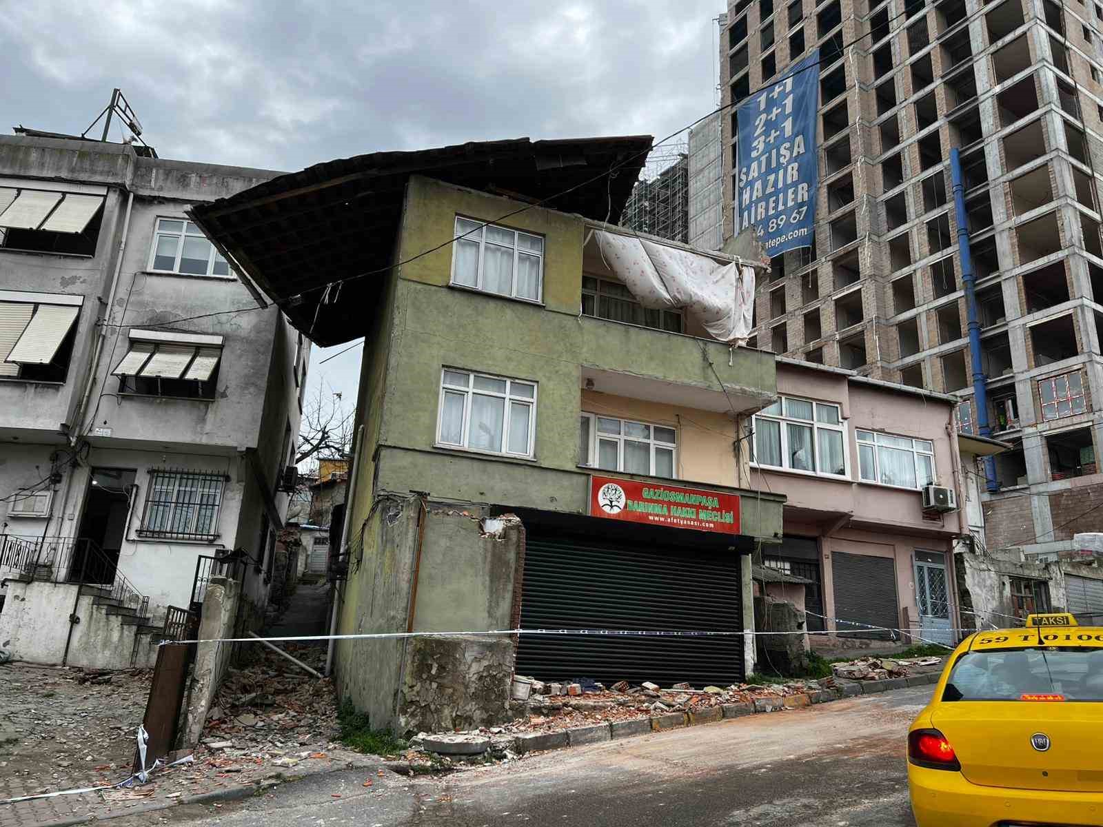 Gaziosmanpaşa&rsquo;da &ccedil;atı u&ccedil;tu, otomobiller zarar g&ouml;rd&uuml;
