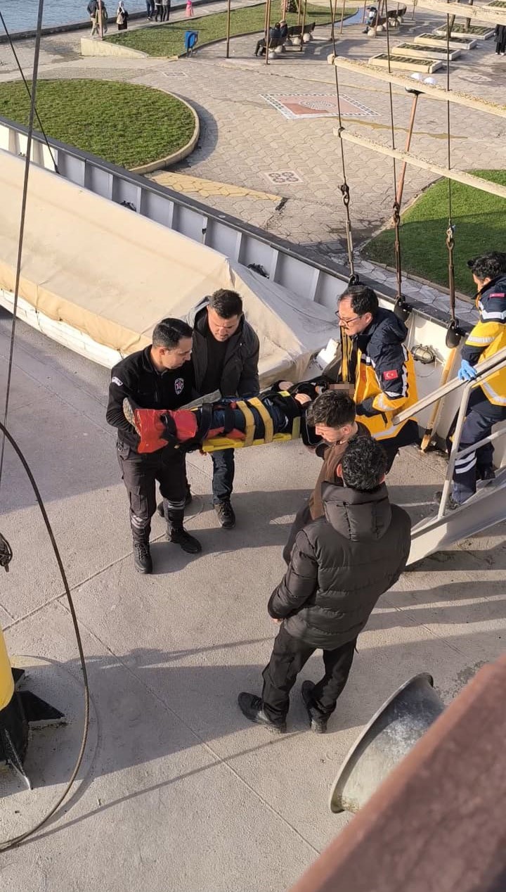 11 yaşındaki &ccedil;ocuk m&uuml;ze gemisinin merdivenlerinden &ccedil;ıkarken yaralandı
