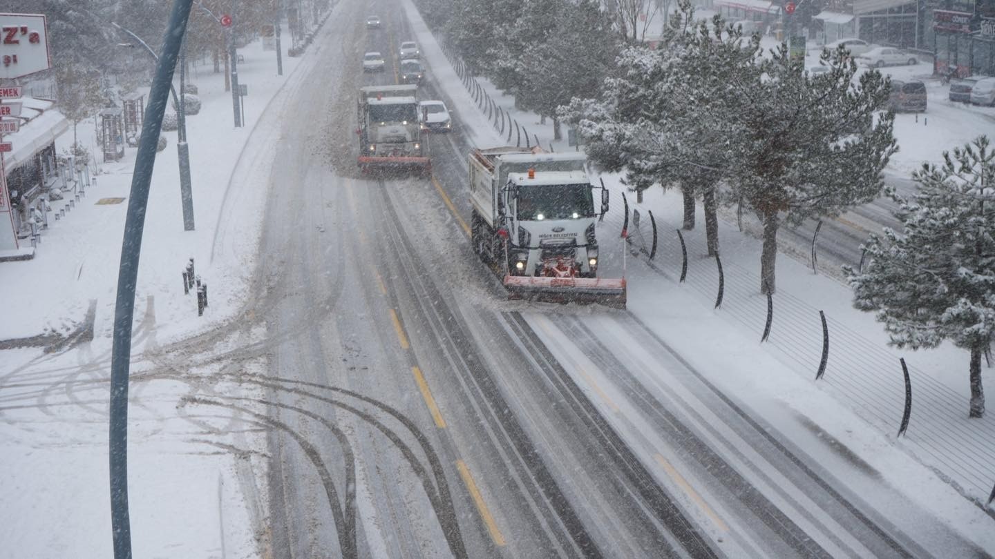 Niğde’de karla mücadele ekiplerinden 24 saat mesai