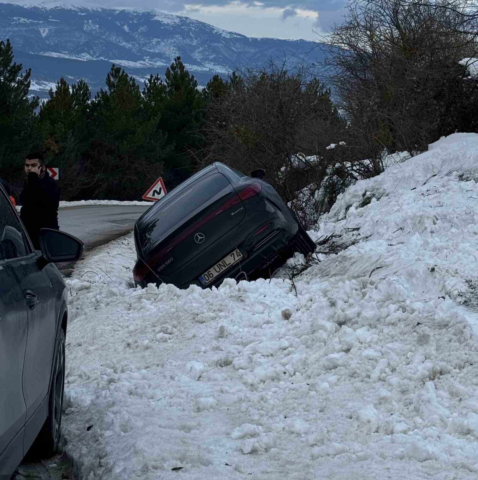 Kartalkaya yolunda l&uuml;ks ara&ccedil; kara saplandı
