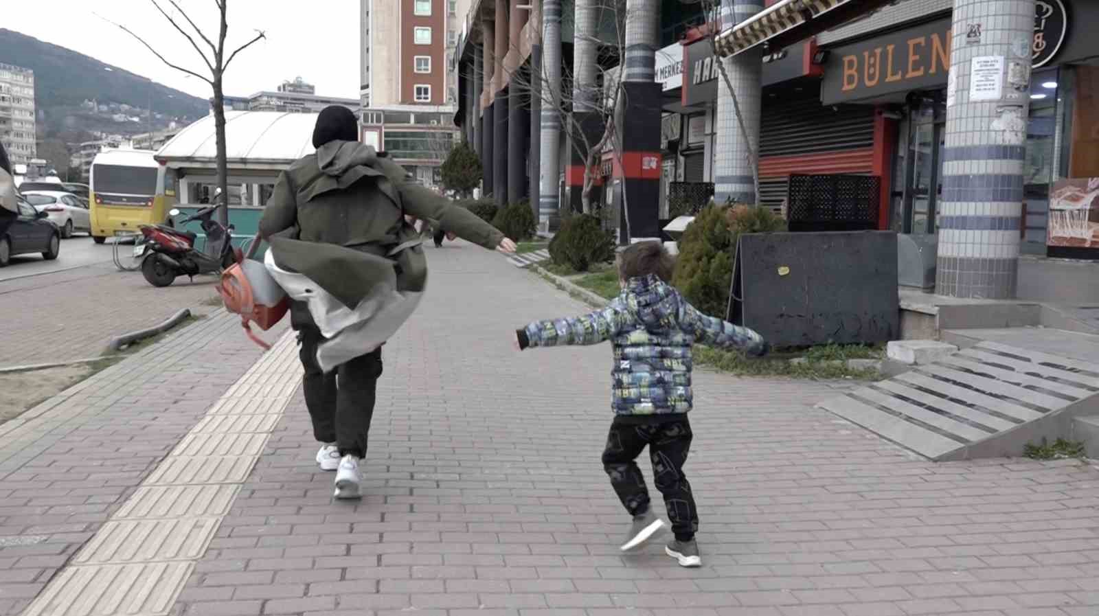 Bebek arabası lodosla birlikte s&uuml;r&uuml;klenerek devrildi
