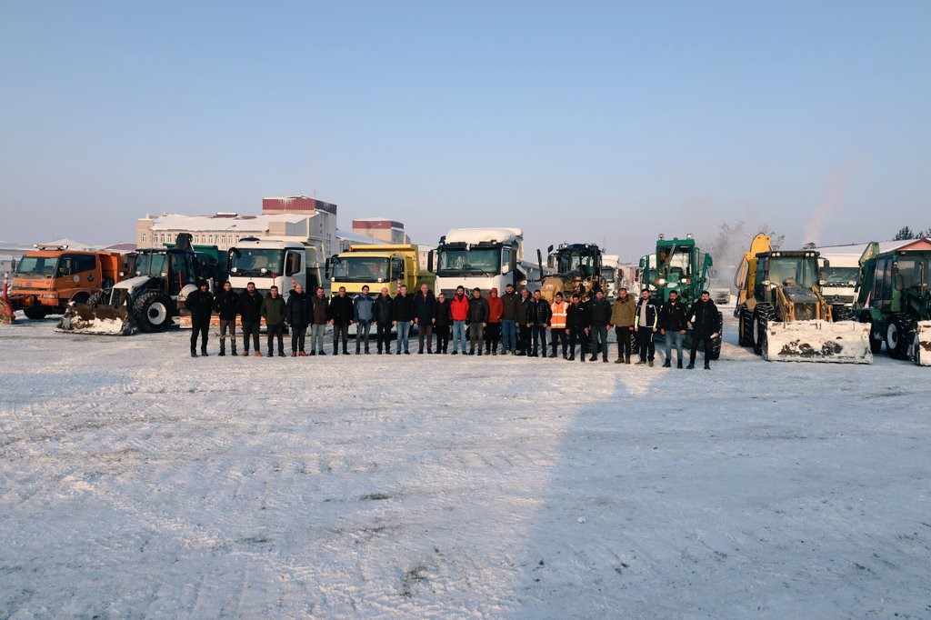 Ağrı&rsquo;da 90 okul ve kamu kurumunda kar temizleme &ccedil;alışması 