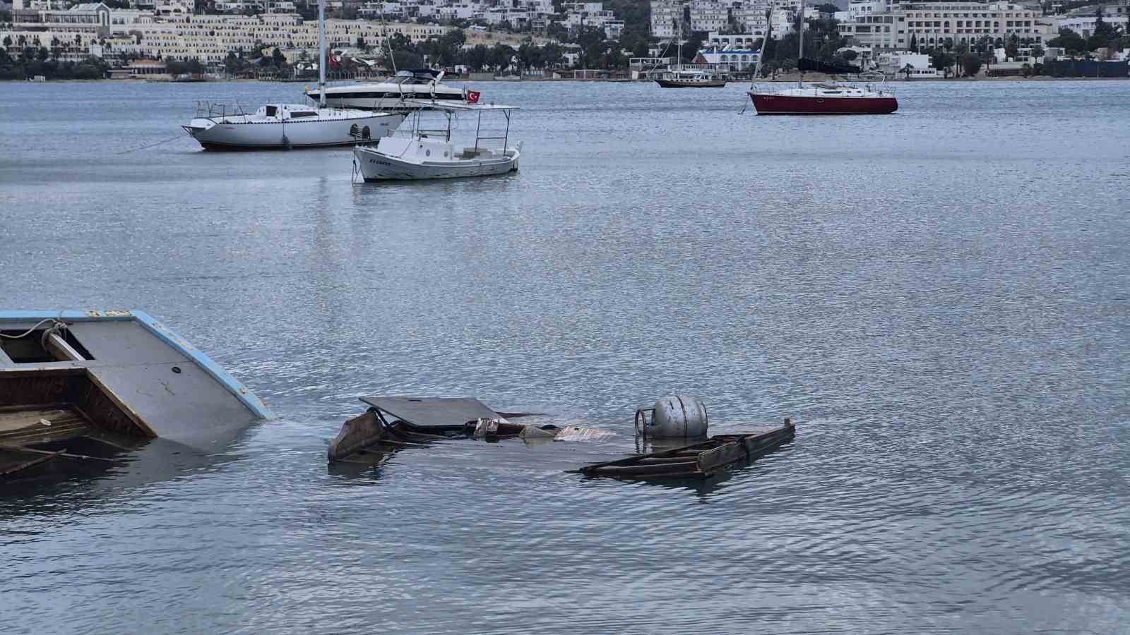 Muğla’da kuvvetli rüzgar tekne batırdı