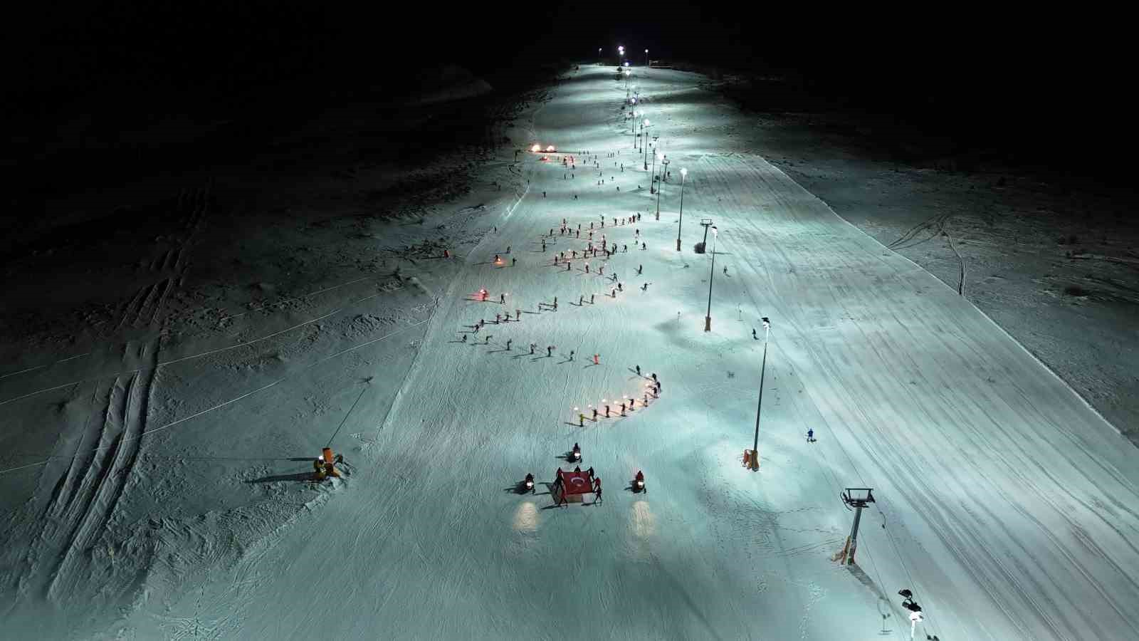 Sivas Yıldız Dağı&rsquo;nda kayak sezonu halaylarla başladı
