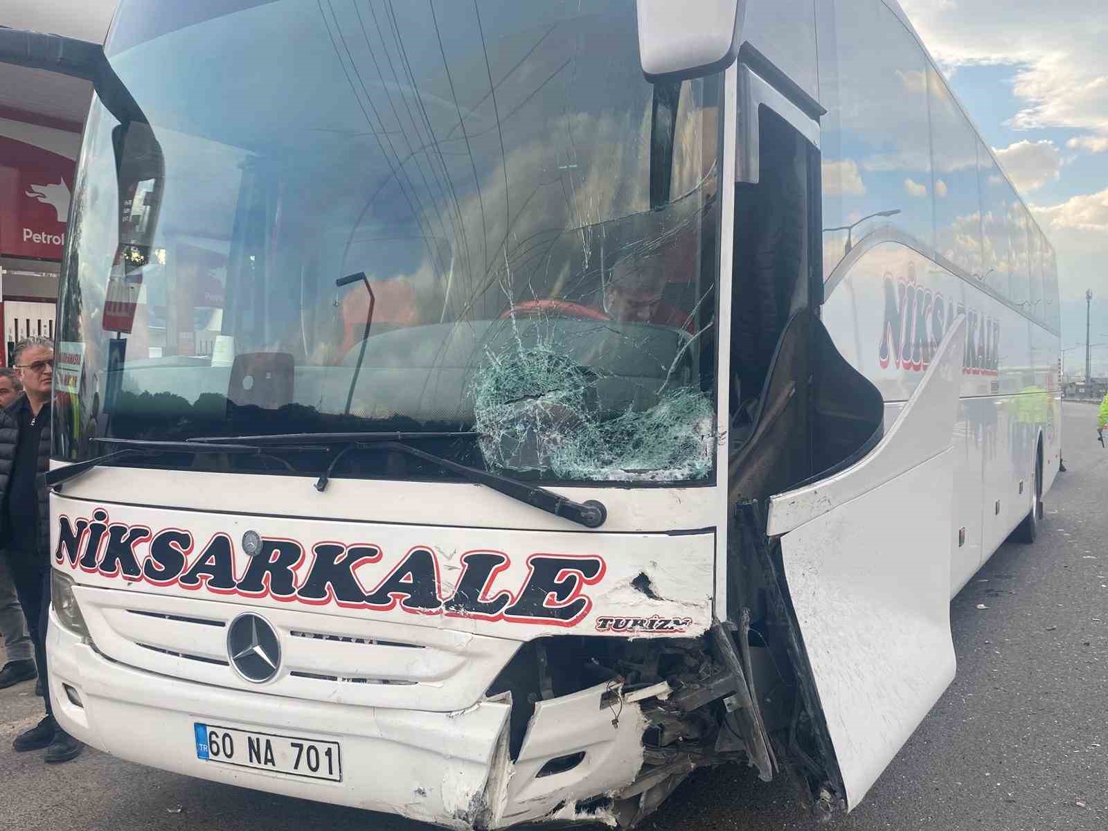 Turgutlu’da yolcu otobüsü ile otomobil çarpıştı: 3 yaralı