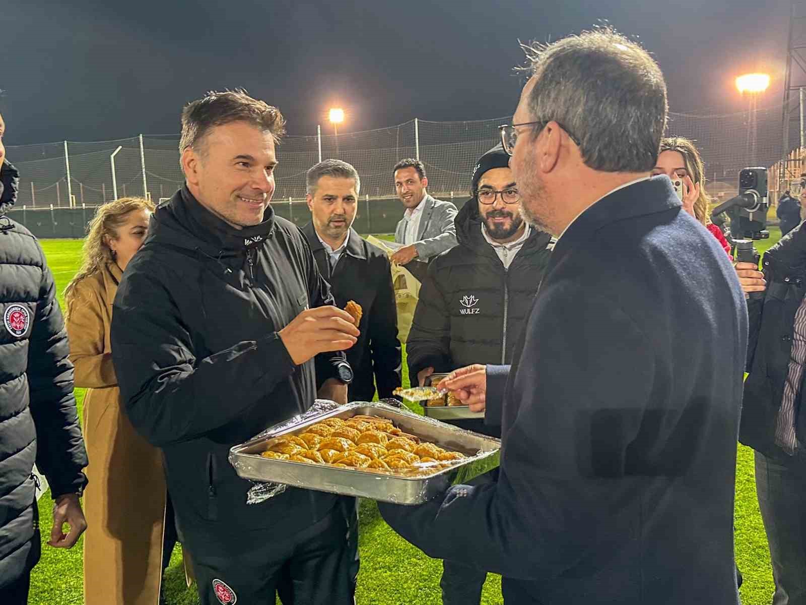 Mehmet Muharrem Kasapoğlu, Fatih Karagümrük’ü ziyaret etti