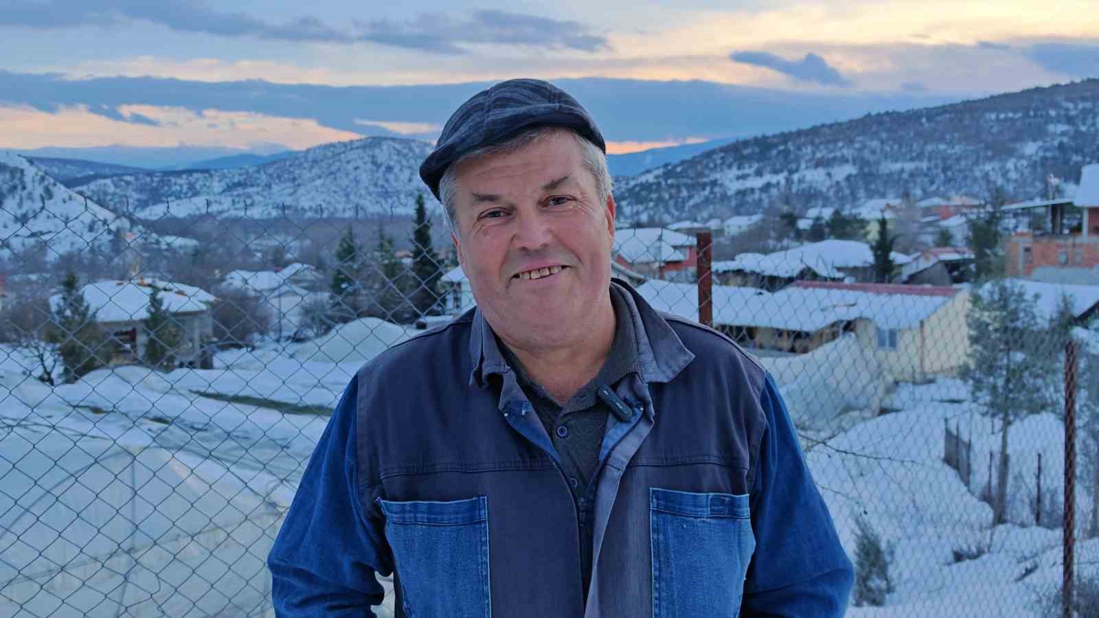 Seraların &ccedil;&ouml;kme anı kamerada: Kar altında kaldı, komşularının yardımıyla kurtarıldı
