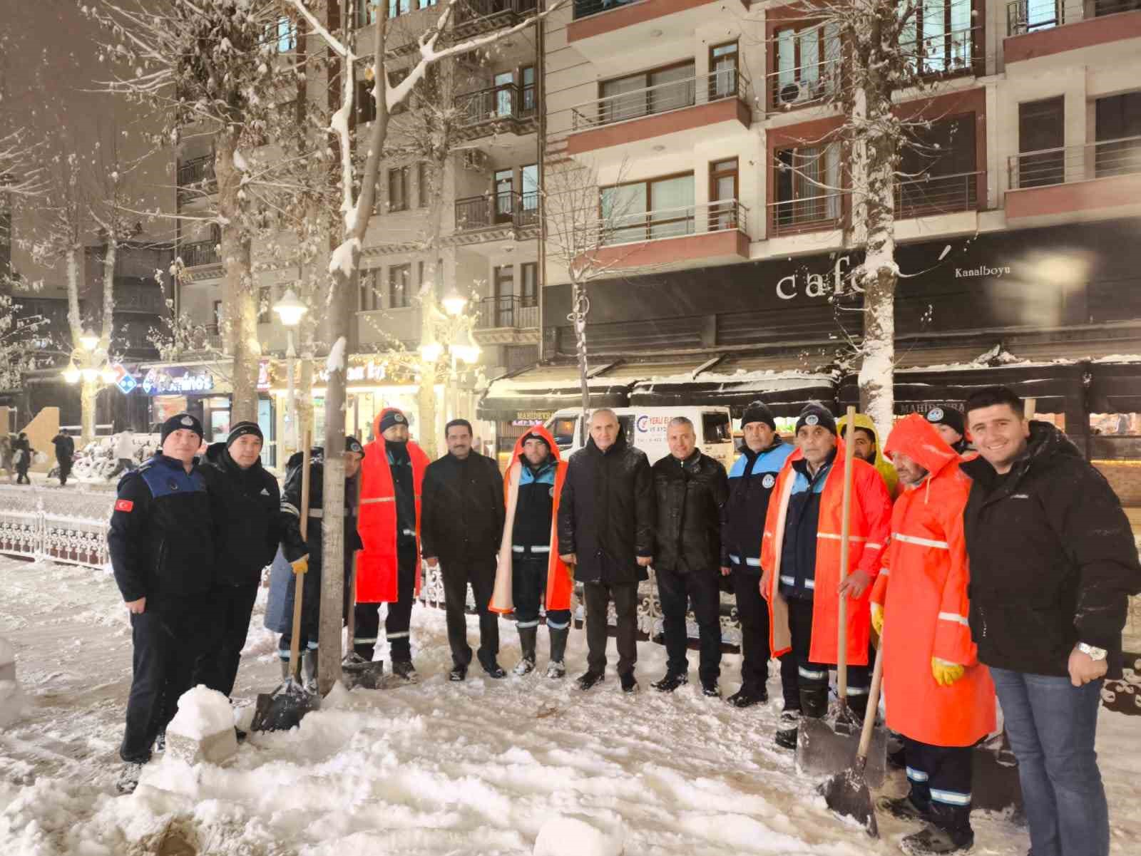 Battalgazi’de buzlanmaya karşı tuzlama mesaisi