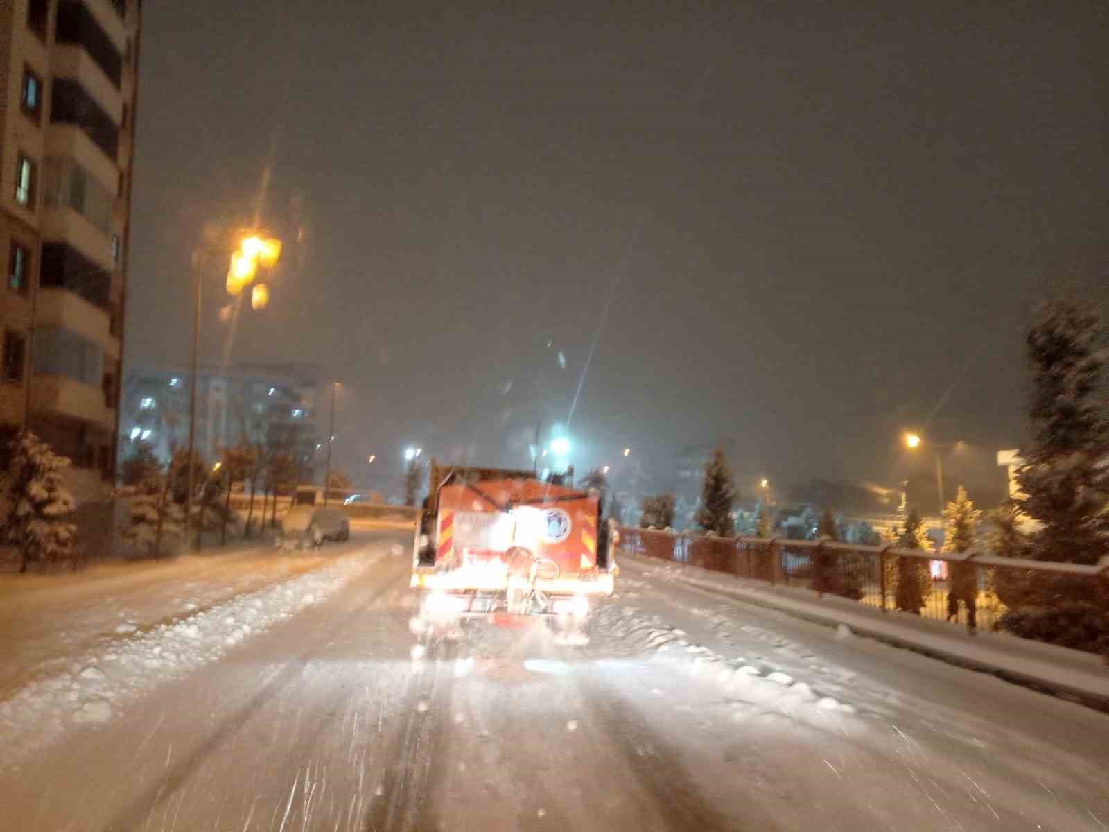 Battalgazi&rsquo;de buzlanmaya karşı tuzlama mesaisi
