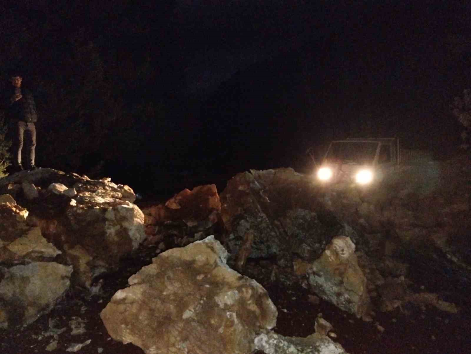 Marmaris’te dev kayalar orman yolunu kapattı