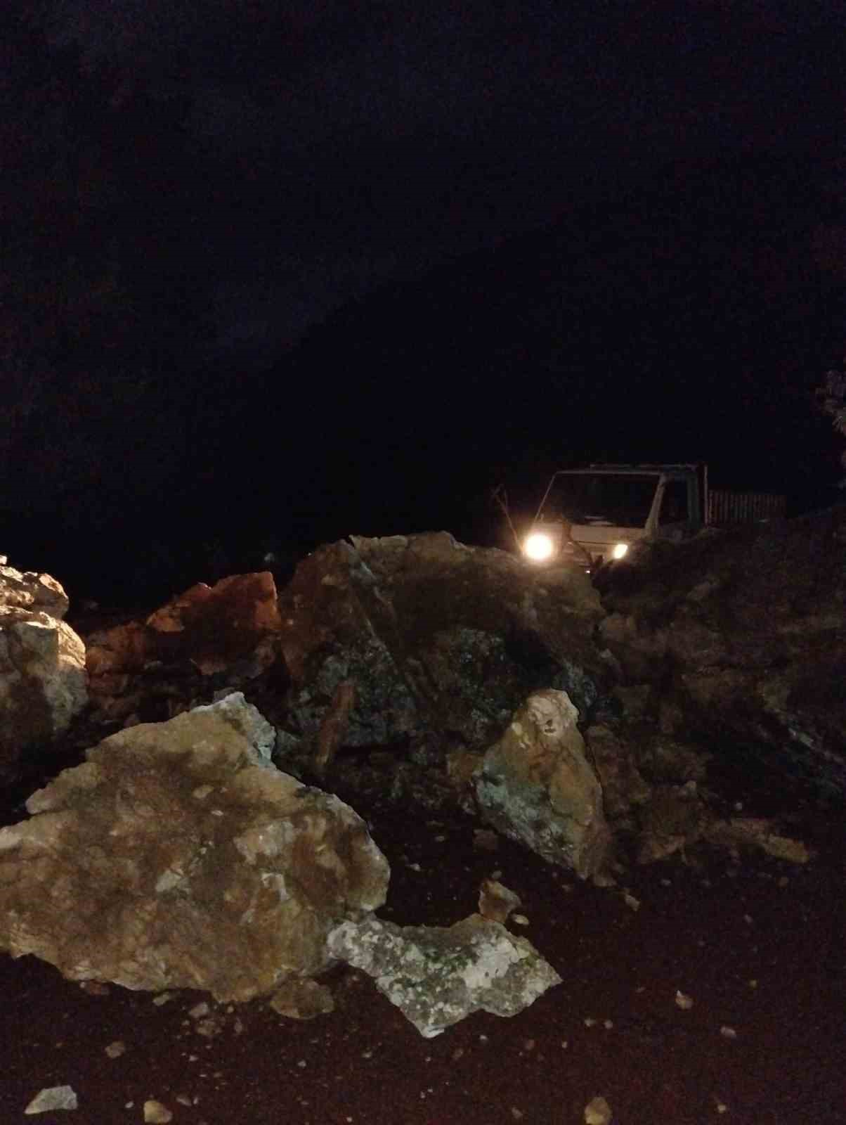 Marmaris’te dev kayalar orman yolunu kapattı