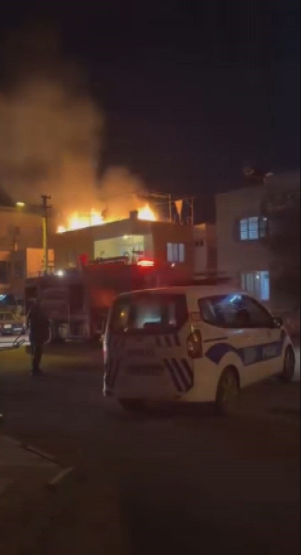 Hatay&rsquo;da m&uuml;stakil evin terası alevlere teslim oldu

