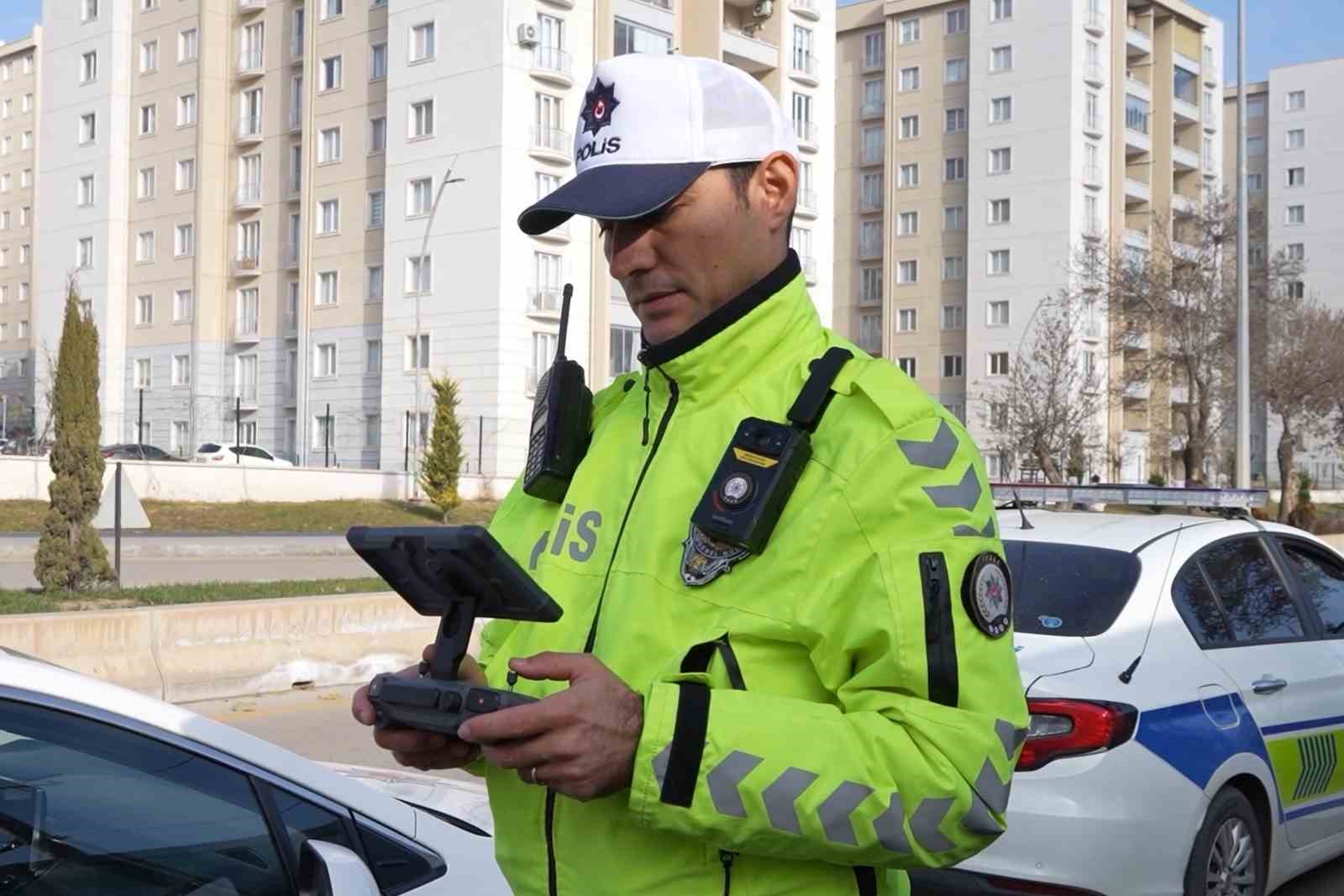 Trafik denetiminden ka&ccedil;mak isteyen s&uuml;r&uuml;c&uuml; dronla tespit edildi: Para cezası uygulandı
