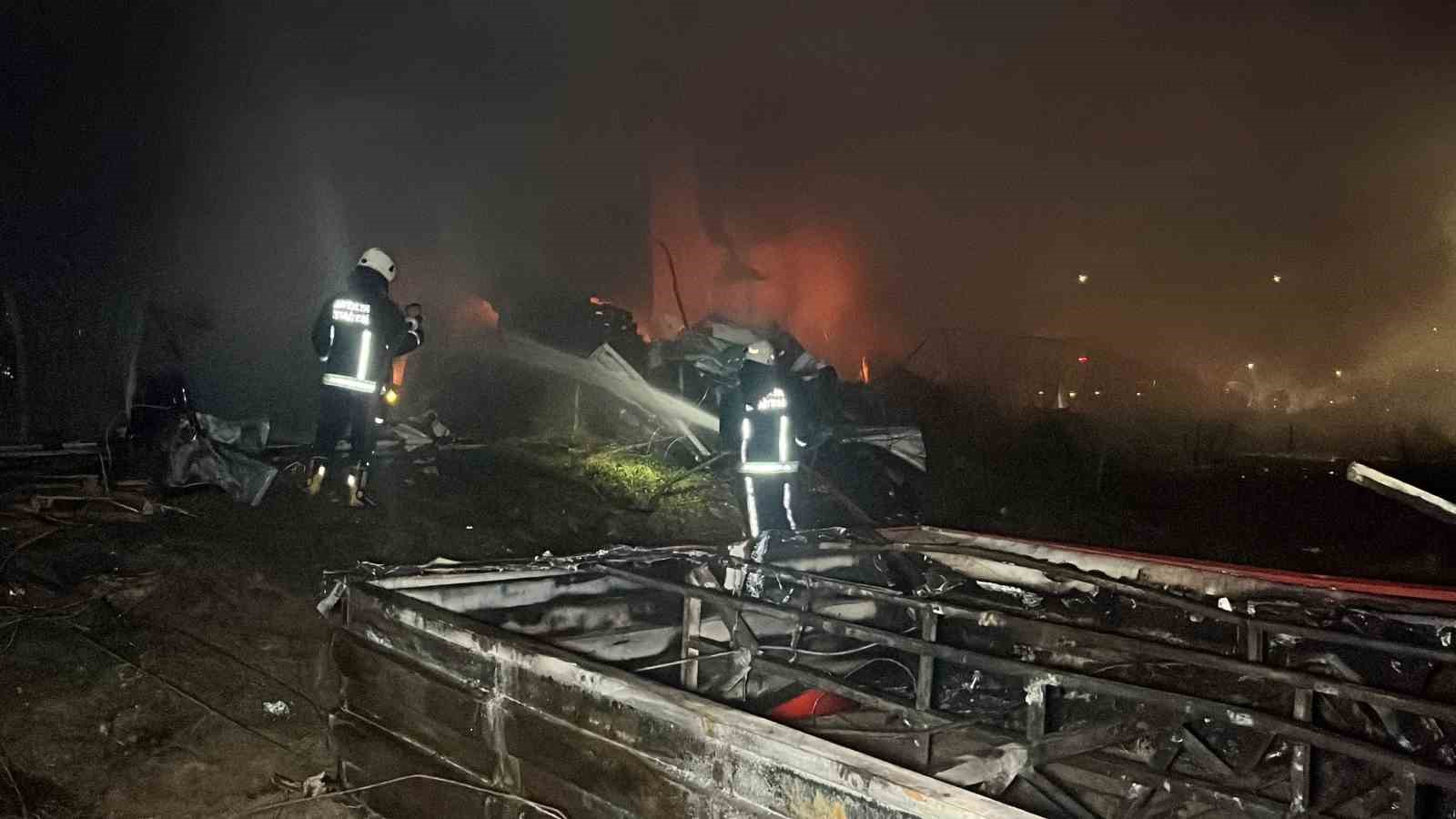 Alanya&rsquo;da klima deposu alevlere teslim oldu
