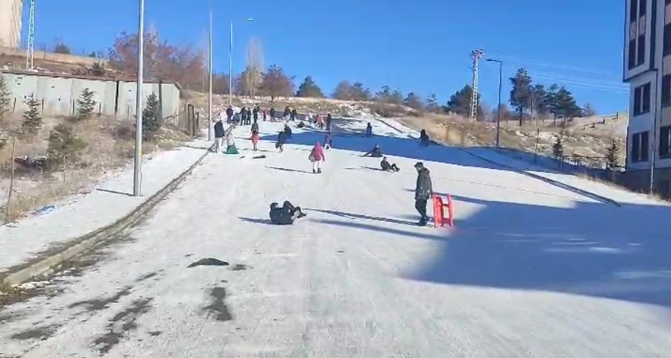 Erzincan&rsquo;da dondurucu soğuğa rağmen &ccedil;ocukların kızak sevinci
