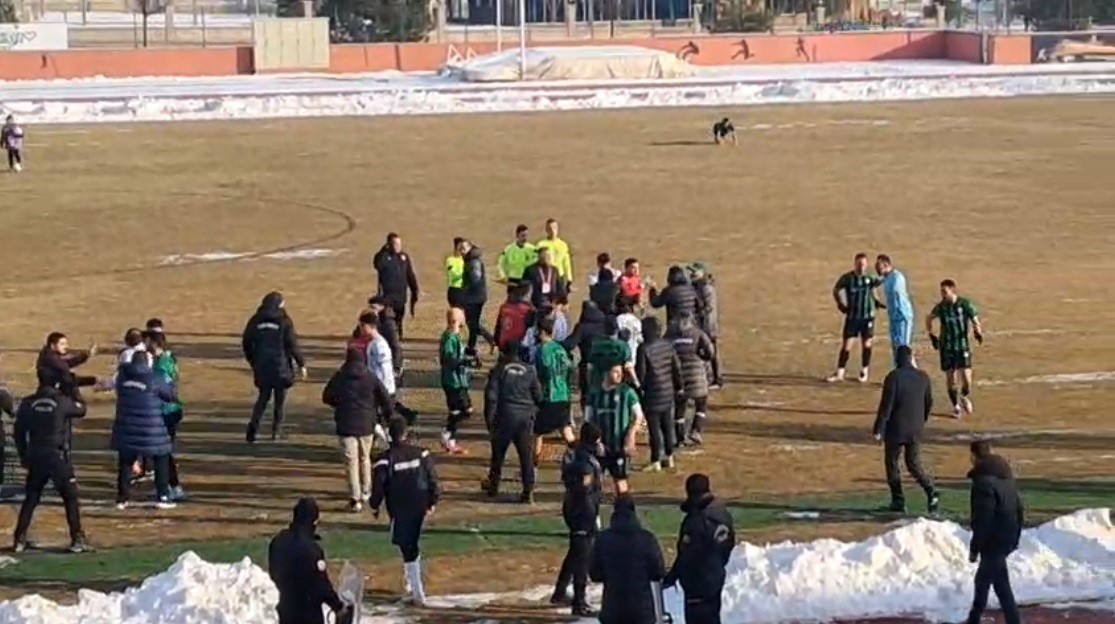 Ma&ccedil; sonu tekme ve yumruklar havada u&ccedil;uştu
