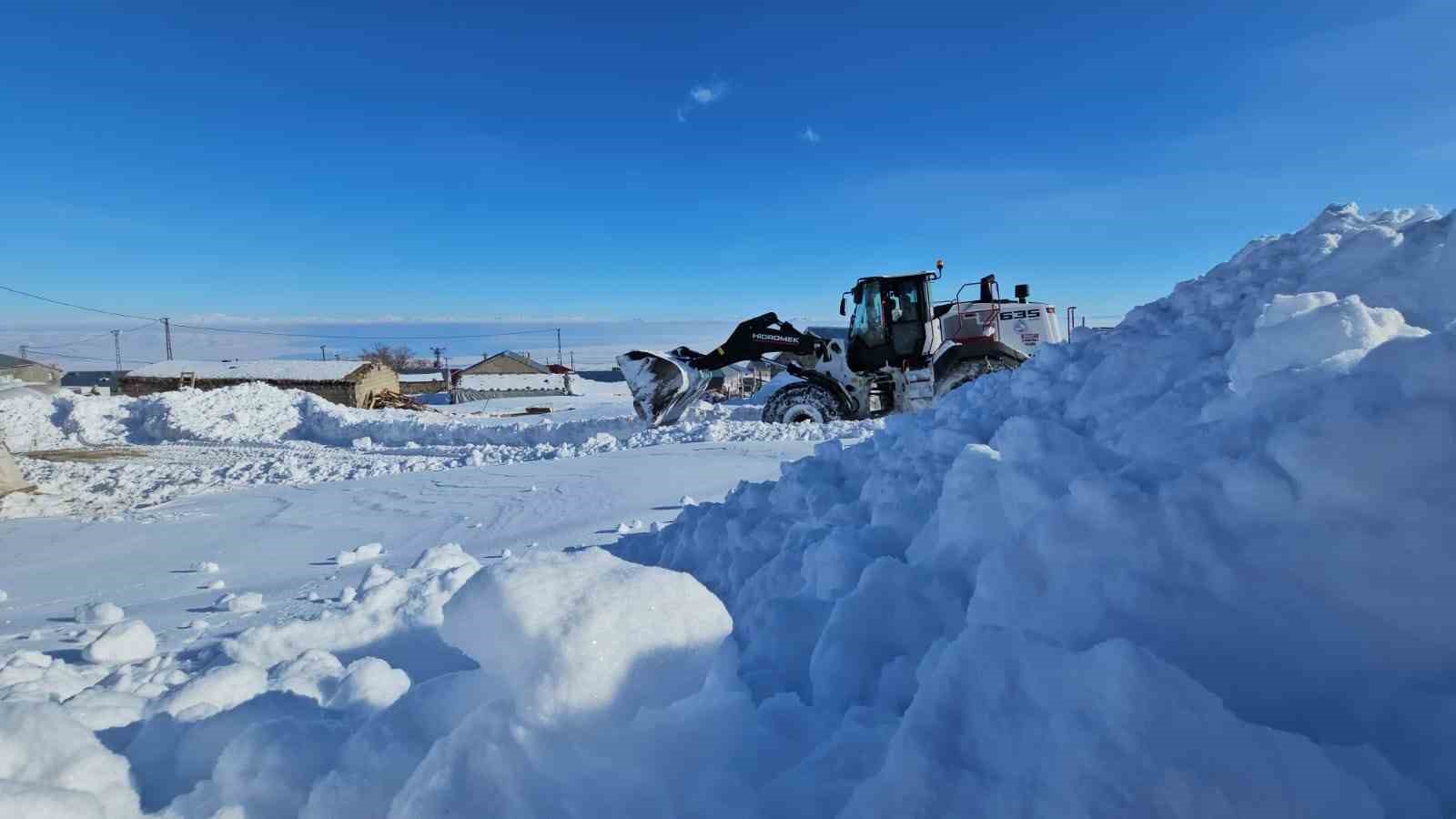Süphan Dağı eteğindeki beldede zorlu kar mesaisi