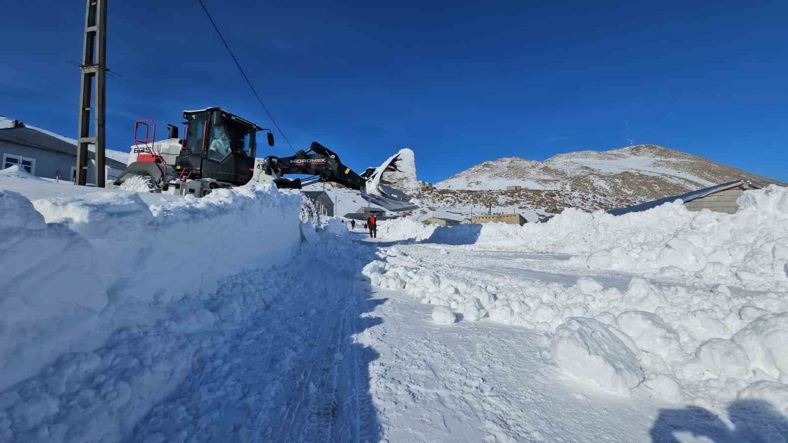 Süphan Dağı eteğindeki beldede zorlu kar mesaisi