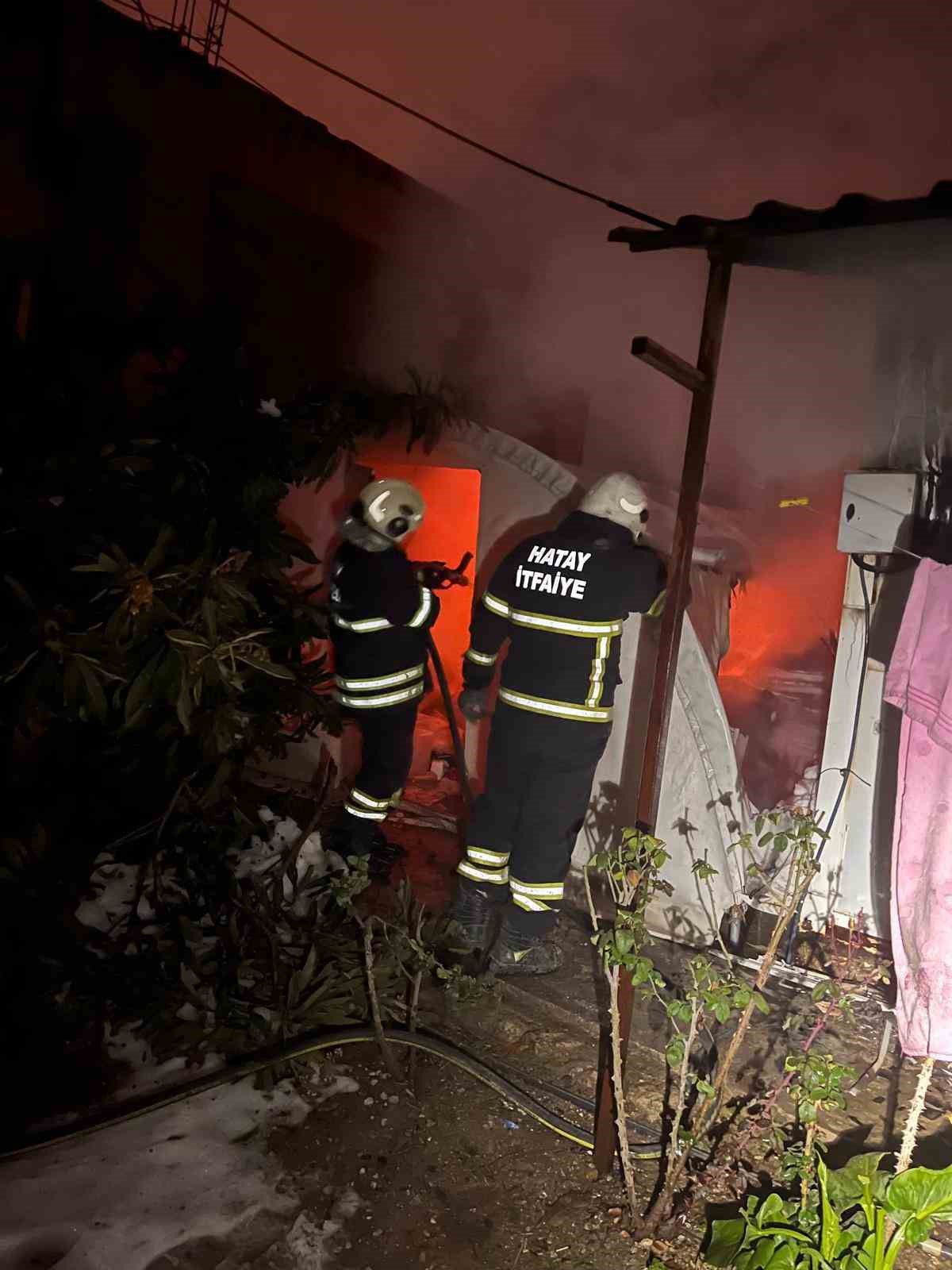 Altın&ouml;z&uuml;&rsquo;nde konteyner ve &ccedil;adır yandı
