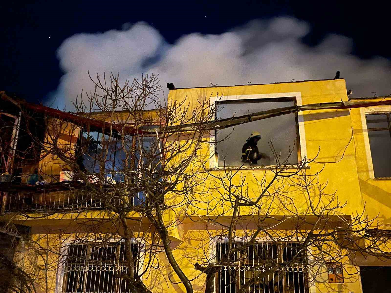 Burdur&rsquo;da k&ouml;yde &ccedil;ıkan yangında 2 ev, 1 ahır kullanılmaz hale geldi
