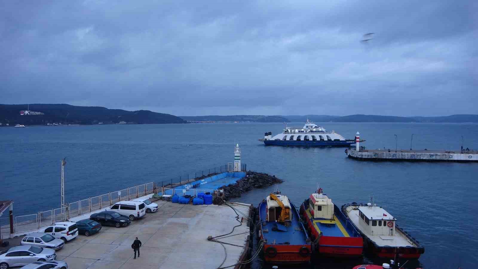 Lodos fırtınası nedeniyle çift yönlü trafiğe kapatılan Çanakkale Boğazı 45 saat sonra açıldı