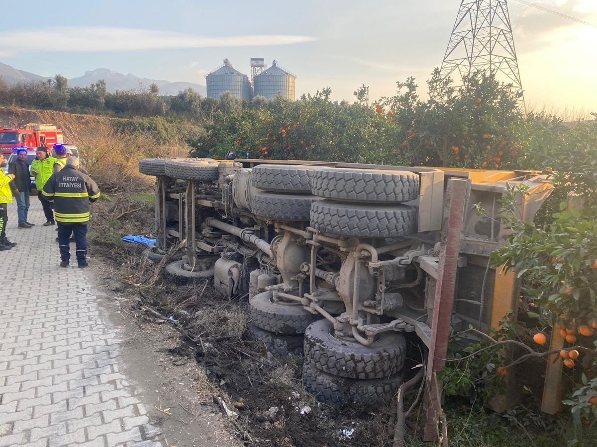 Payas’ta trafik kazası: devrilen kamyonun sürücüsü yaralandı